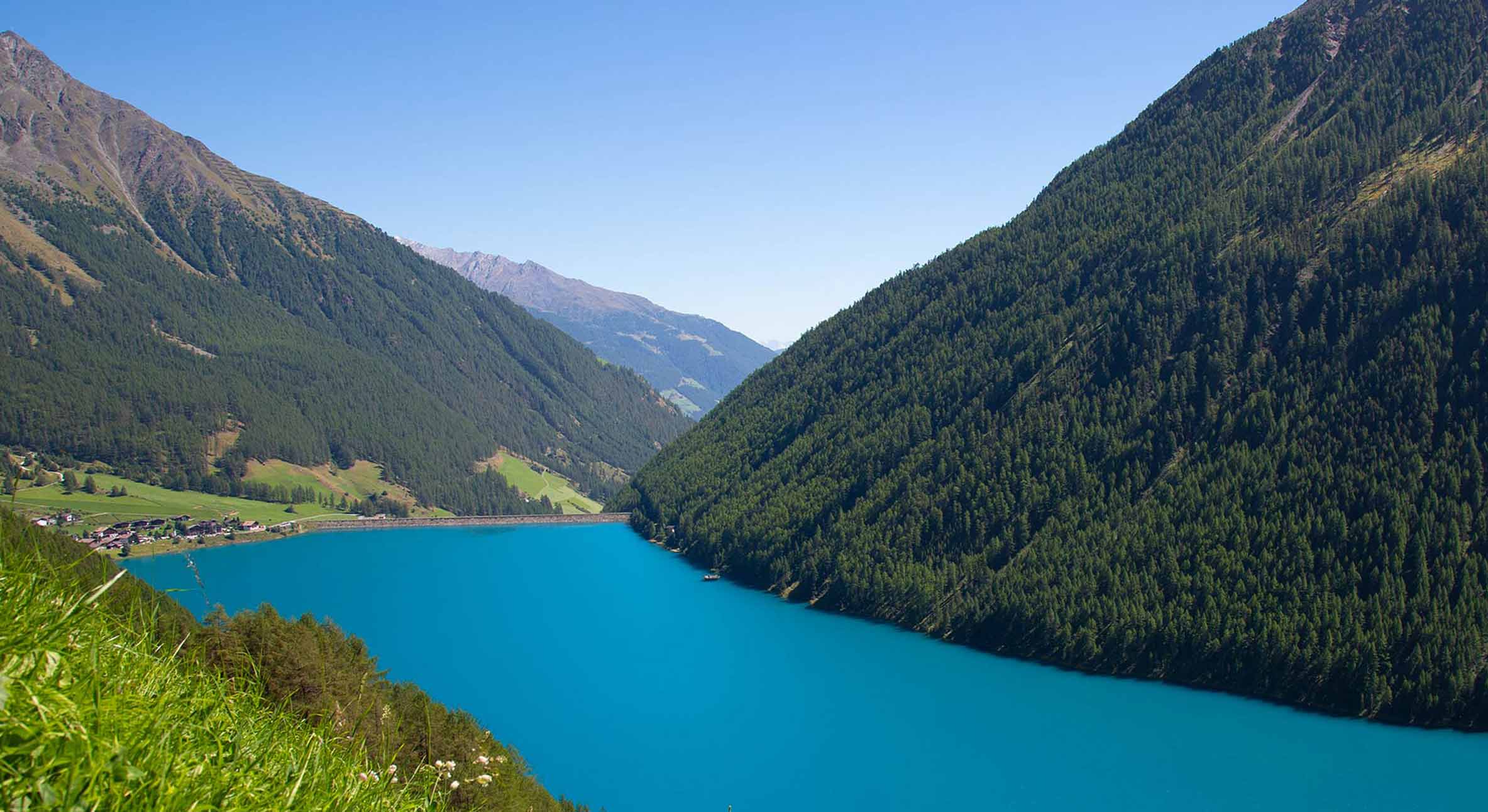 Pescare nel lago artificiale di Vernago